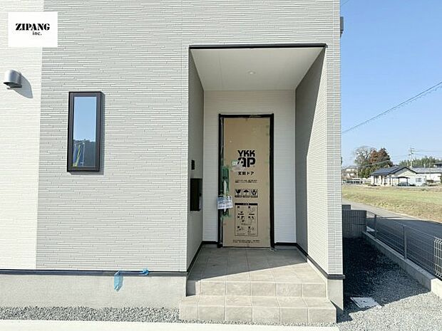 【断熱玄関ドア】断熱性能にとって開口部の玄関はとても大事です。玄関先にはポスト、テレビカメラ付きのインターホンがあります。