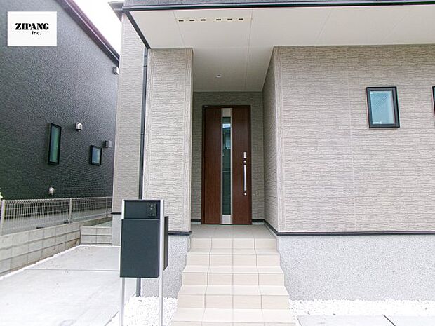 【断熱玄関ドア】断熱性能にとって開口部の玄関はとても大事です。玄関先にはポスト、宅配BOX、テレビカメラ付きのインターホンがあります。 