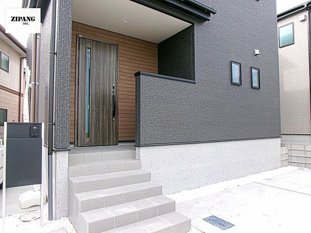 【断熱玄関ドア】断熱性能にとって開口部の玄関はとても大事です。玄関先にはポスト、宅配BOX、テレビカメラ付きのインターホンがあります。 