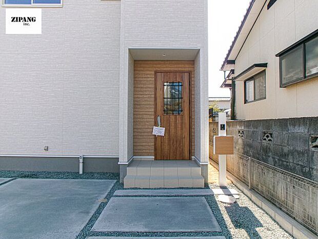 【断熱玄関ドア】断熱性能にとって開口部の玄関はとても大事です。玄関先にはポスト、テレビカメラ付きのインターホンがあります。