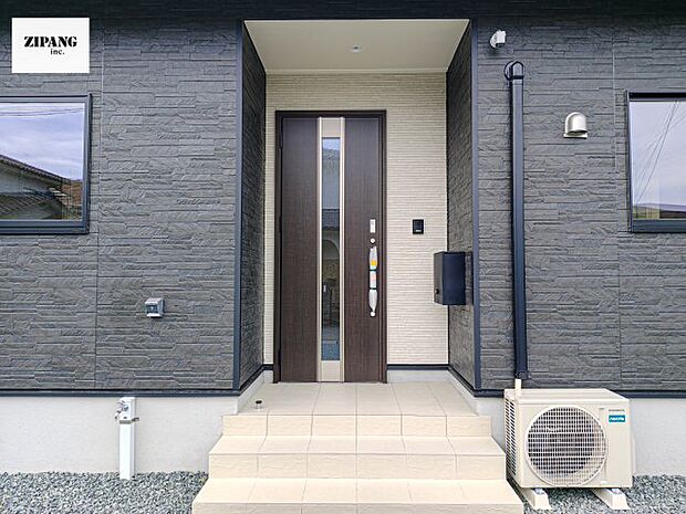 【断熱玄関ドア】断熱性能にとって開口部の玄関はとても大事です。雨にぬれずに郵便物をとることができるポスト、テレビカメラ付きのインターホンがあります。