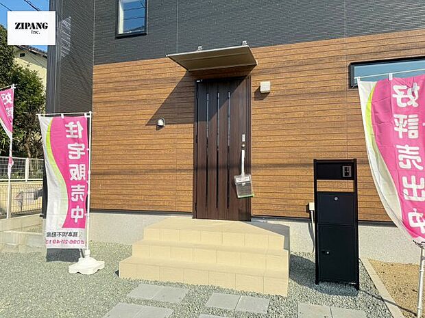 【玄関】【断熱玄関ドア】断熱性能にとって開口部の玄関はとても大事です。玄関先にはポスト、宅配BOX、テレビカメラ付きのインターホンがあります。