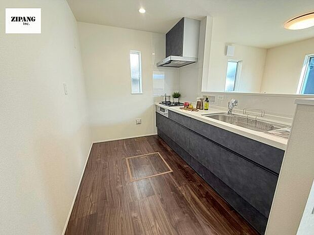 【キッチン】【キッチン】お子さまや家族と距離感近く料理が可能な対面式のシステムキッチンです。3口コンロのキッチンで料理をお楽しみください♪