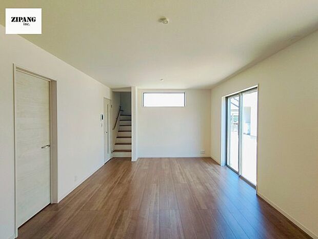 【居間・リビング】【リビング】キッチンと一体になったリビングはひろびろとしたくつろぎ空間を実現しています。