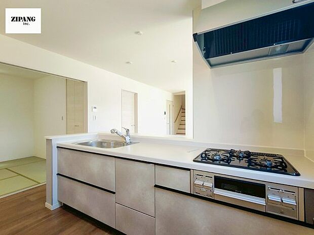 【キッチン】【キッチン】お子さまや家族と距離感近く料理が可能な対面式のシステムキッチンです。3口コンロのキッチンでお料理のレパートリーが増えそうです♪