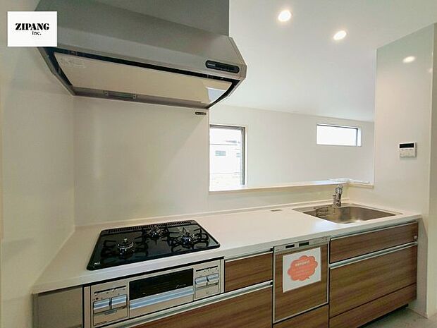 【キッチン】【キッチン】お子さまや家族と距離感近く料理が可能な対面式のシステムキッチンです。3口コンロのキッチンでお料理のレパートリーが増えそうです♪