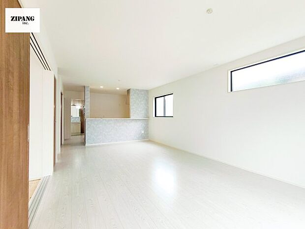 【居間・リビング】【リビング】キッチンと一体になったリビングはひろびろとしたくつろぎ空間を実現しています。