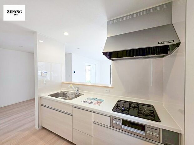 【キッチン】【キッチン】家族と距離感近く料理が可能な対面式のシステムキッチンです。3つ口IHコンロでお料理のレパートリーが増えそうです。