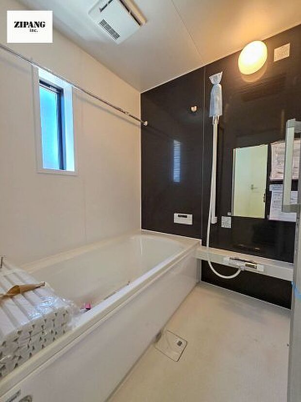 【風呂】【浴室】1坪タイプのお風呂。浴室暖房換気乾燥機付きで、雨の日の洗濯や冬の入浴を快適に過ごせます。