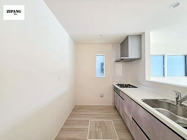 【キッチン】【キッチン】お子さまや家族と距離感近く料理が可能な対面式のシステムキッチンです。3口コンロのキッチンでお料理のレパートリーが増えそうです♪