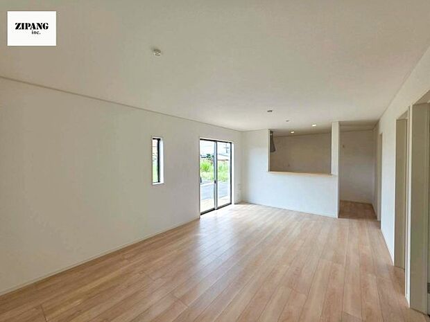 【居間・リビング】【リビング】キッチンと一体になったリビングはひろびろとしたくつろぎ空間を実現しています。