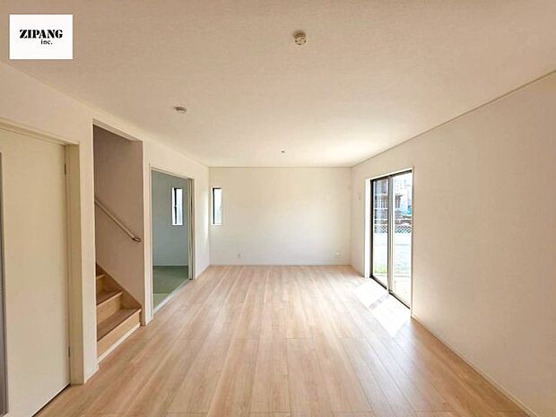 【居間・リビング】【リビング】キッチンと一体になったリビングはひろびろとしたくつろぎ空間を実現しています。 