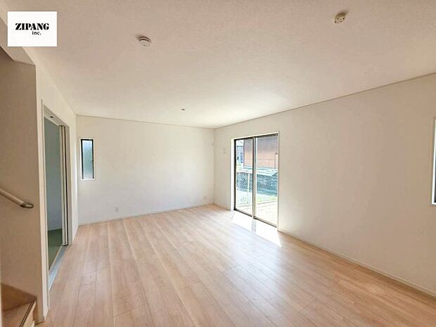 【居間・リビング】【リビング】キッチンと一体になったリビングはひろびろとしたくつろぎ空間を実現しています。 