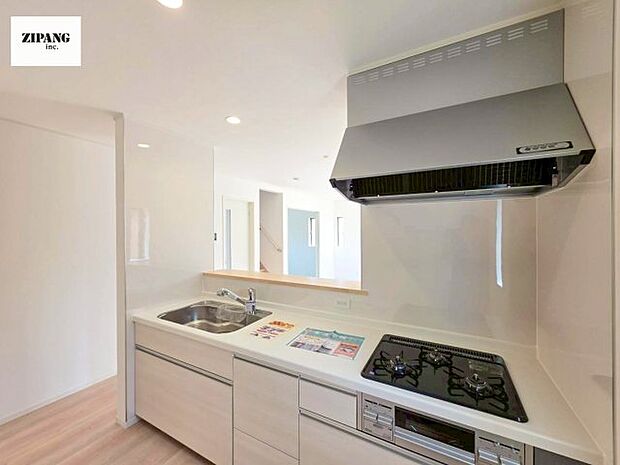 【キッチン】【キッチン】お子さまや家族と距離感近く料理が可能な対面式のシステムキッチンです。3口コンロのキッチンでお料理のレパートリーが増えそうです♪ 