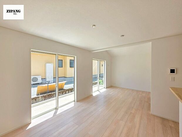 【居間・リビング】【リビング】キッチンと一体になったリビングはひろびろとしたくつろぎ空間を実現しています。 