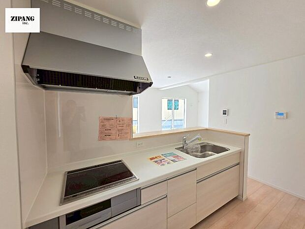 【キッチン】【キッチン】家族と距離感近く料理が可能な対面式のシステムキッチンです。3つ口IHコンロでお料理のレパートリーが増えそうです。