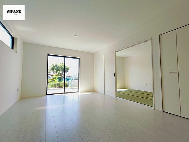 【居間・リビング】【リビング】キッチンと一体になったリビングはひろびろとしたくつろぎ空間を実現しています。