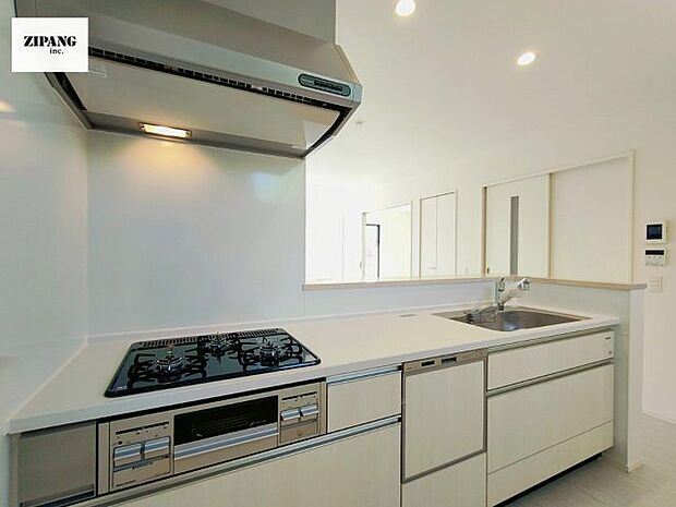 【キッチン】【キッチン】お子さまや家族と距離感近く料理が可能な対面式のシステムキッチンです。3口コンロのキッチンでお料理のレパートリーが増えそうです♪