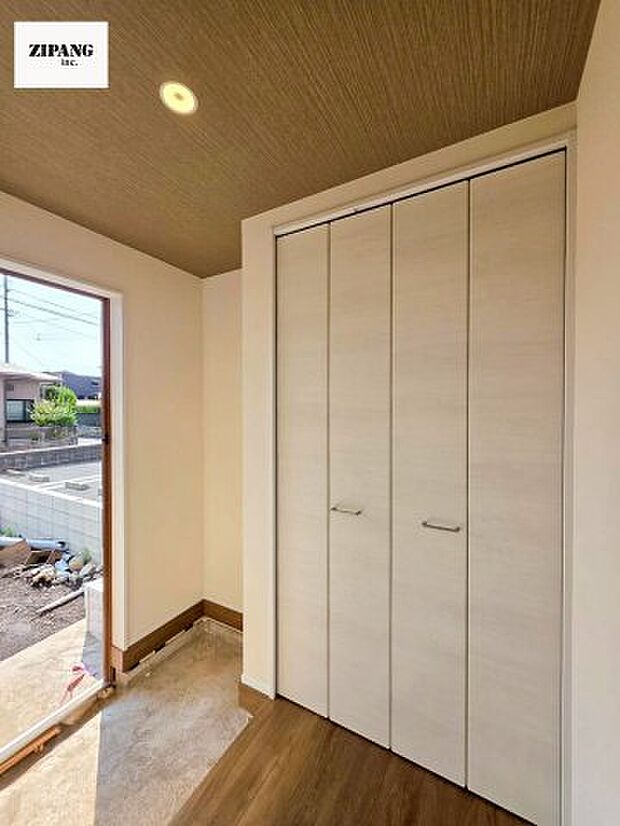 【玄関】【玄関】明るい玄関。大容量の収納スペースは大家族でもらくらく収納可能です。