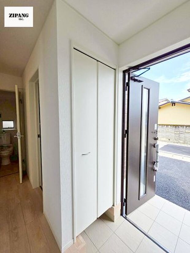 【玄関】【玄関】明るくすっきりした玄関が家族やお客さまを迎えてくれます。玄関タイルはお掃除しやすく清潔を保てます♪ 