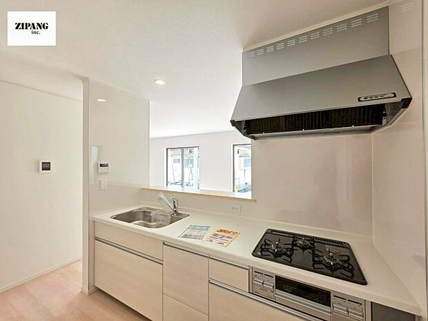 【キッチン】【キッチン】お子さまや家族と距離感近く料理が可能な対面式のシステムキッチンです。3口コンロのキッチンでお料理のレパートリーが増えそうです♪ 