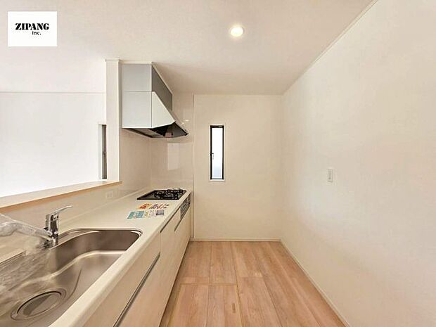 【キッチン】【キッチン】お子さまや家族と距離感近く料理が可能な対面式のシステムキッチンです。3口コンロのキッチンでお料理のレパートリーが増えそうです♪