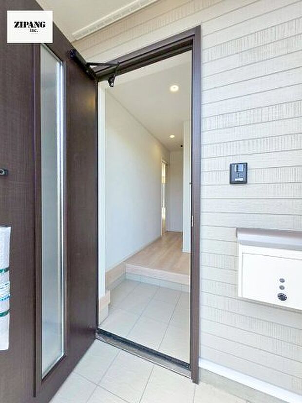 【玄関】【玄関】明るくすっきりした玄関が家族やお客さまを迎えてくれます。玄関タイルはお掃除しやすく清潔を保てます♪ 