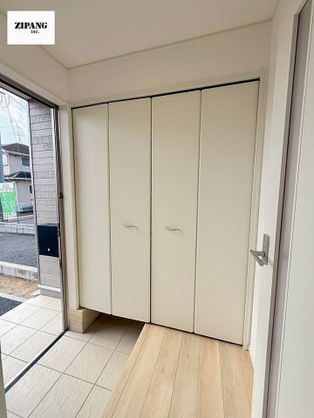 【収納】【玄関】明るい玄関。大容量の収納スペースは大家族でもらくらく収納可能です。 