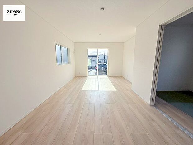 【居間・リビング】【リビング】キッチンと一体になったリビングはひろびろとしたくつろぎ空間を実現しています。 