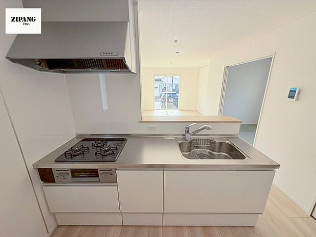 【キッチン】【キッチン】お子さまや家族と距離感近く料理が可能な対面式のシステムキッチンです。3口コンロのキッチンでお料理のレパートリーが増えそうです♪ 