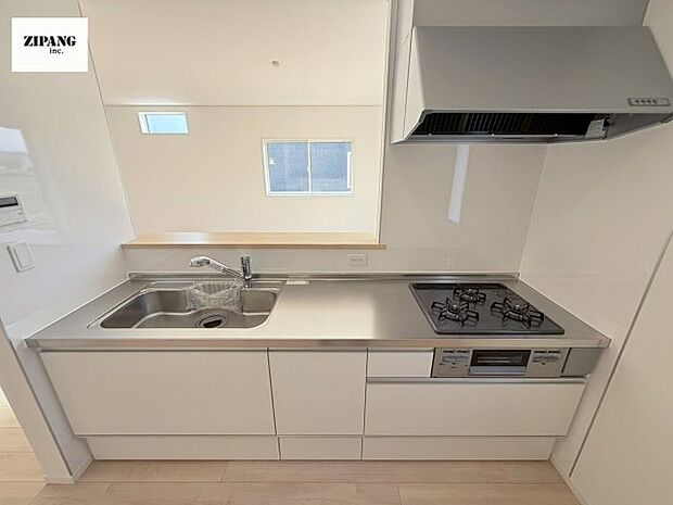 【キッチン】【キッチン】お子さまや家族と距離感近く料理が可能な対面式のシステムキッチンです。3口コンロのキッチンでお料理のレパートリーが増えそうです♪ 