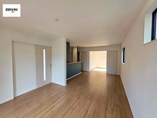 【居間・リビング】【リビング】キッチンと一体になったリビングはひろびろとしたくつろぎ空間を実現しています。