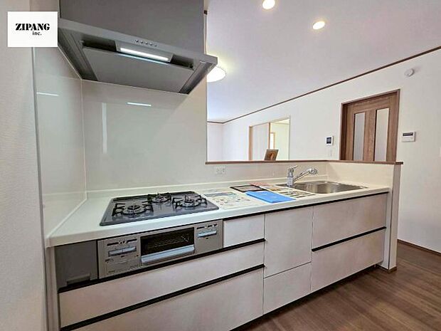 【キッチン】【キッチン】お子さまや家族と距離感近く料理が可能な対面式のシステムキッチンです。3口コンロのキッチンでお料理のレパートリーが増えそうです♪