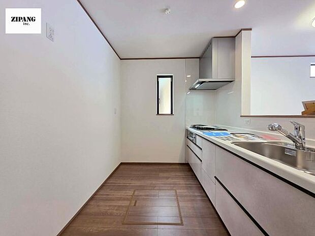 【キッチン】【キッチン】お子さまや家族と距離感近く料理が可能な対面式のシステムキッチンです。3口コンロのキッチンでお料理のレパートリーが増えそうです♪