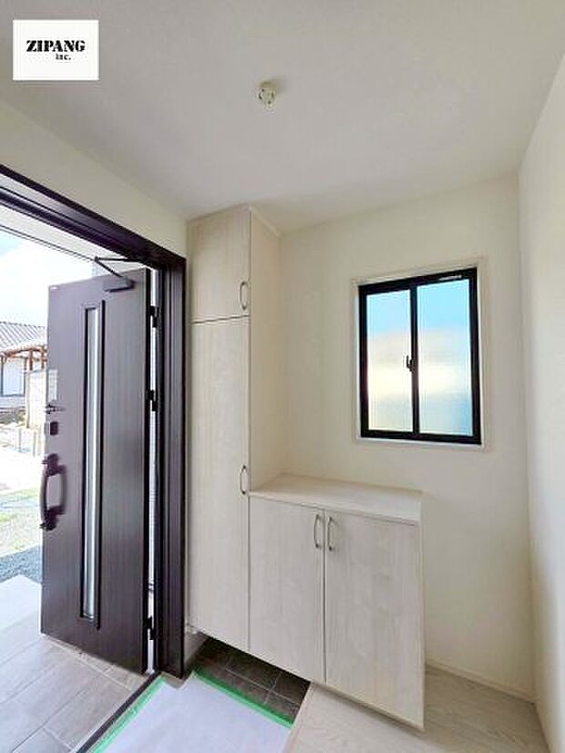 【玄関】【玄関】玄関に窓があるとお家全体が明るい印象を受けます。玄関タイルはお掃除しやすく清潔を保てます♪