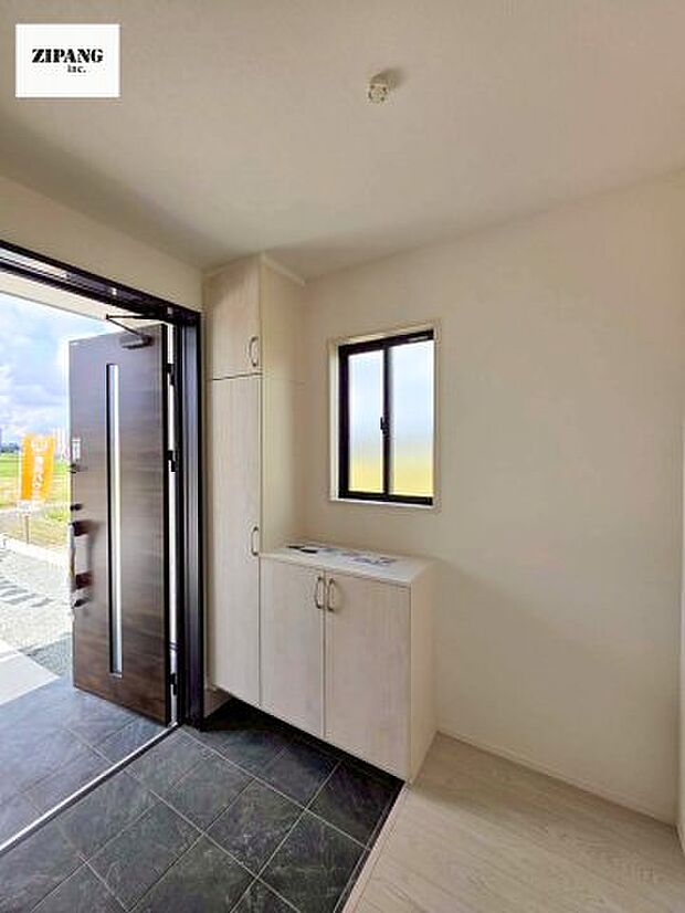 【玄関】【玄関】玄関に窓があるとお家全体が明るい印象を受けます。玄関タイルはお掃除しやすく清潔を保てます♪