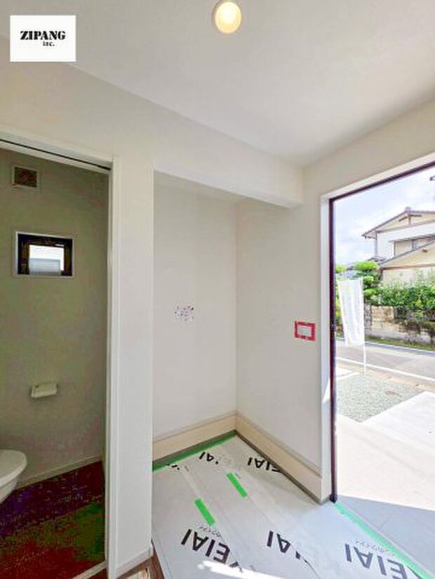 【玄関】【シューズインクローク】玄関脇の奥行きがあるスペースは靴を履いたまま雨具やベビーカーを片付けられます。