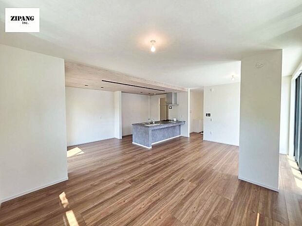 【居間・リビング】【リビング】キッチンと一体になったリビングはひろびろとしたくつろぎ空間を実現しています。