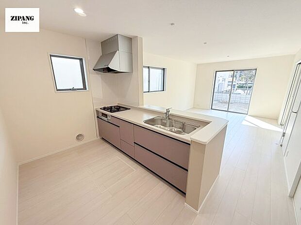 【キッチン】【キッチン】お子さまや家族と距離感近く料理が可能な対面式のシステムキッチンです。3口コンロのキッチンでお料理のレパートリーが増えそうです♪