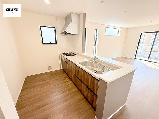 【キッチン】【キッチン】お子さまや家族と距離感近く料理が可能な対面式のシステムキッチンです。3口コンロのキッチンでお料理のレパートリーが増えそうです♪ 