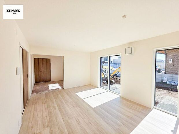 【居間・リビング】【リビング】キッチンと一体になったリビングはひろびろとしたくつろぎ空間を実現しています。