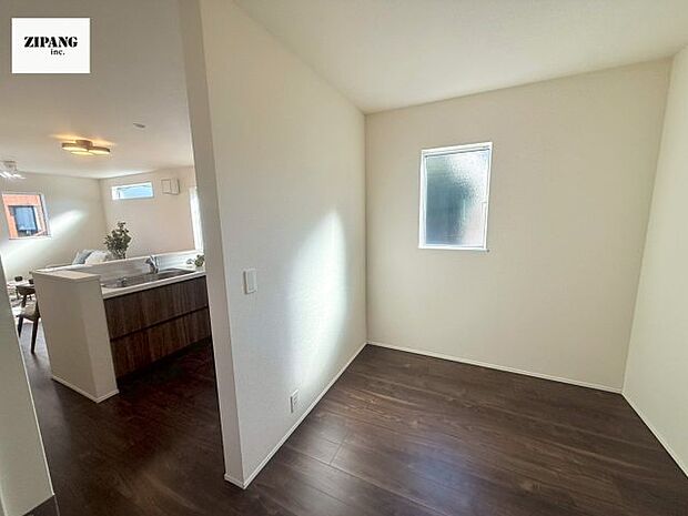 【収納】【フリースペース】キッチンの裏に広いスペースがあります。収納やワークスペースとして活躍しそうですね♪