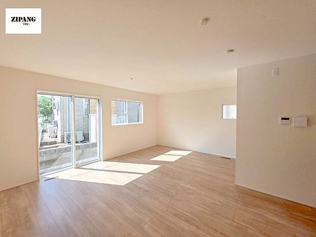 【居間・リビング】【リビング】キッチンと一体になったリビングはひろびろとしたくつろぎ空間を実現しています。