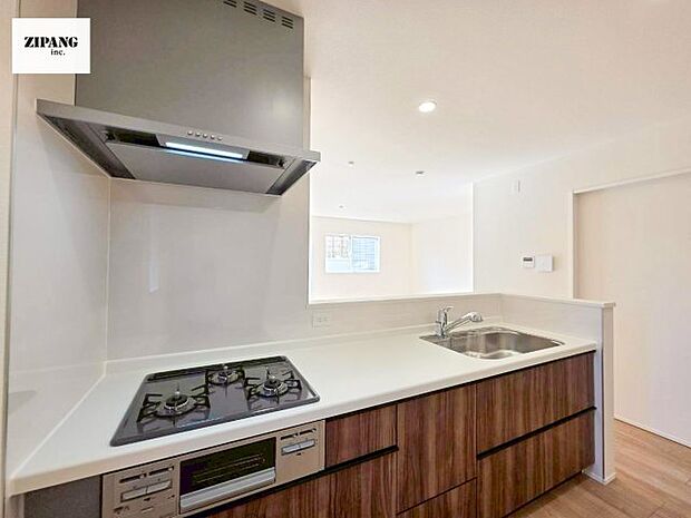 【キッチン】【キッチン】お子さまや家族と距離感近く料理が可能な対面式のシステムキッチンです。3口コンロのキッチンでお料理のレパートリーが増えそうです♪