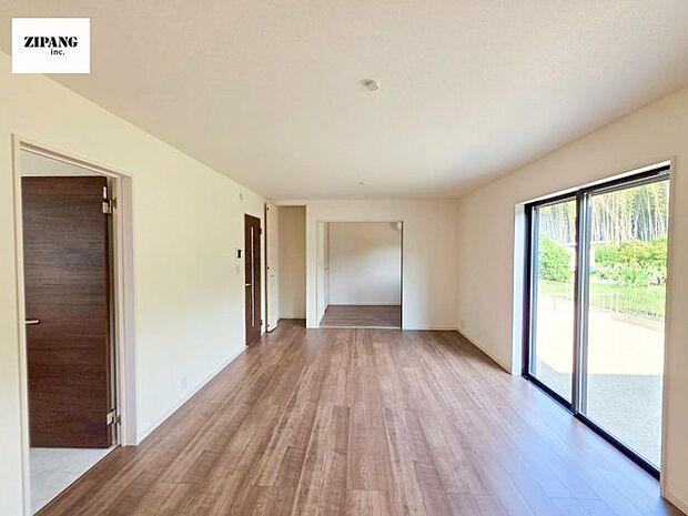 【居間・リビング】【リビング】キッチンと一体になったリビングはひろびろとしたくつろぎ空間を実現しています。