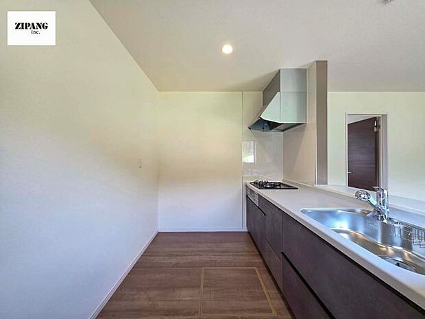 【キッチン】【キッチン】お子さまや家族と距離感近く料理が可能な対面式のシステムキッチンです。3口コンロのキッチンでお料理のレパートリーが増えそうです♪