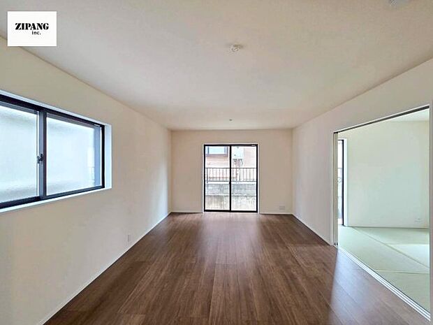 【居間・リビング】【リビング】キッチンと一体になったリビングはひろびろとしたくつろぎ空間を実現しています。