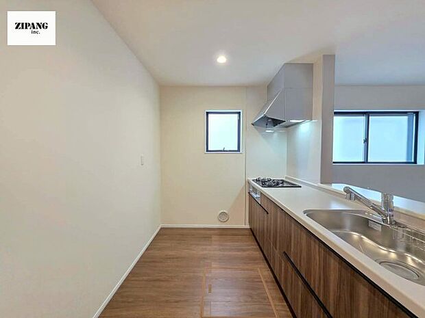 【キッチン】【キッチン】お子さまや家族と距離感近く料理が可能な対面式のシステムキッチンです。3口コンロのキッチンでお料理のレパートリーが増えそうです♪