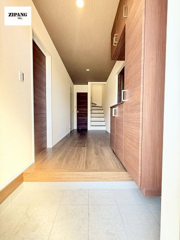 【玄関】【玄関】明るくすっきりした玄関が家族やお客さまを迎えてくれます。玄関タイルはお掃除しやすく清潔を保てます♪