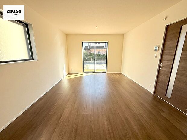 【居間・リビング】【リビング】キッチンと一体になったリビングはひろびろとしたくつろぎ空間を実現しています。